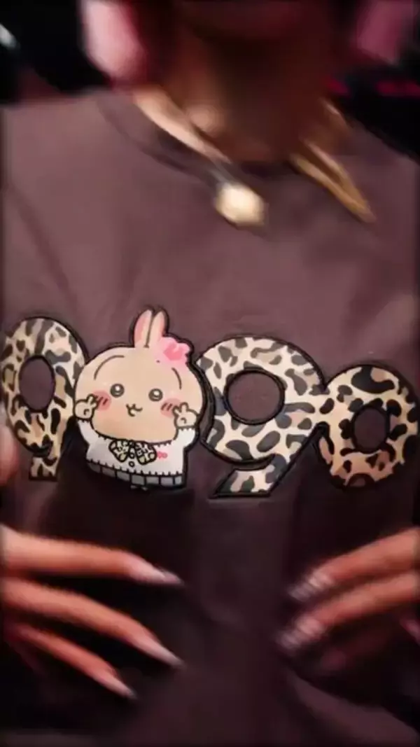 「「ちいかわ」たちが“小麦ギャル”に変身！制服姿やあごピースなど、平成っぽさ溢れる「9090コラボアイテム」がむちゃかわ」の画像