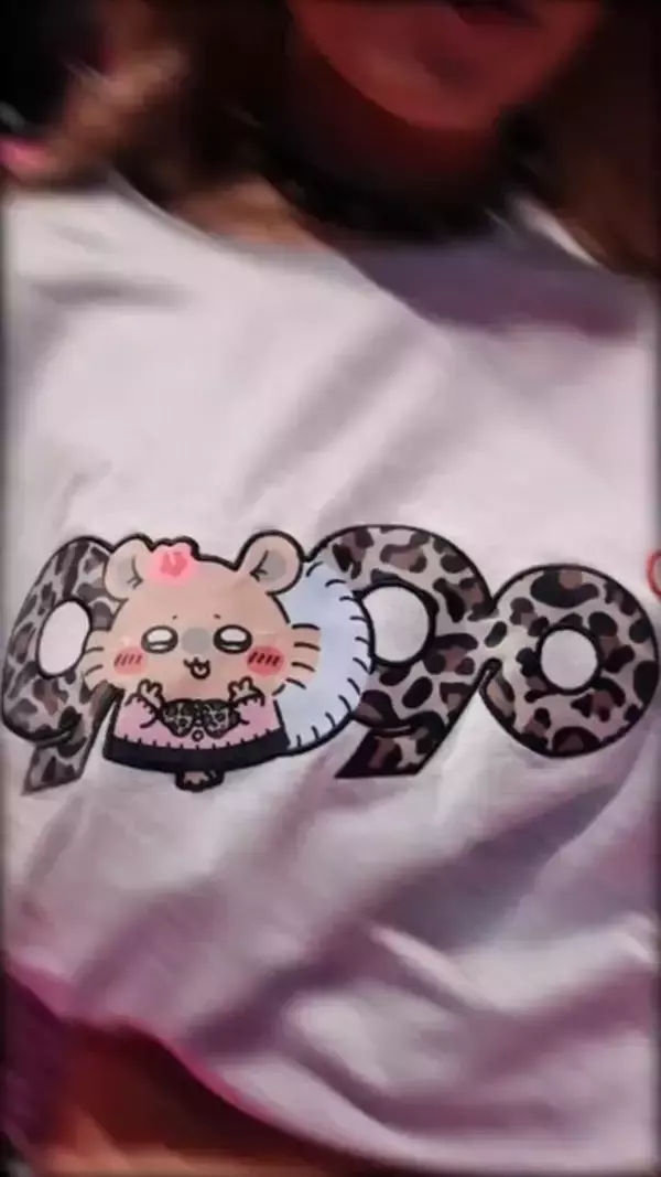 「「ちいかわ」たちが“小麦ギャル”に変身！制服姿やあごピースなど、平成っぽさ溢れる「9090コラボアイテム」がむちゃかわ」の画像