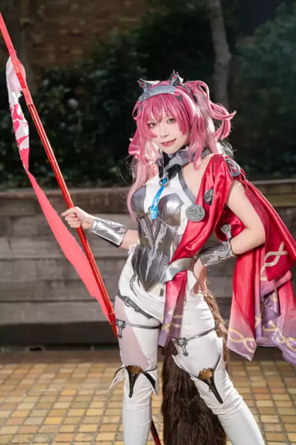 「【コスプレ】スレンダーな美ボディから繰り出すS字カーブ！振り向きポーズや立ち姿がかっこいい『鳴潮』ルパの美女レイヤー【写真8枚】」の画像