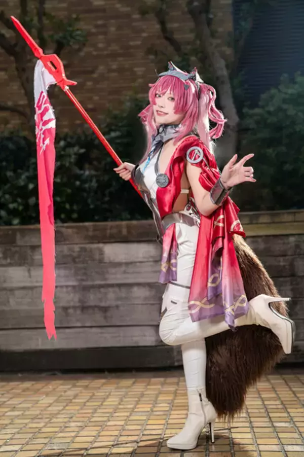 「【コスプレ】スレンダーな美ボディから繰り出すS字カーブ！振り向きポーズや立ち姿がかっこいい『鳴潮』ルパの美女レイヤー【写真8枚】」の画像