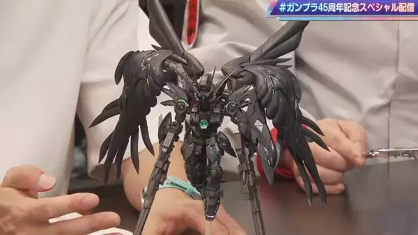 「MGSD ウイングガンダムゼロ（EW）」が最新技術「ストラクチャルコーティング」でガンプラ化！漆黒の装甲から覗く“虹色パーツ”がリッチ