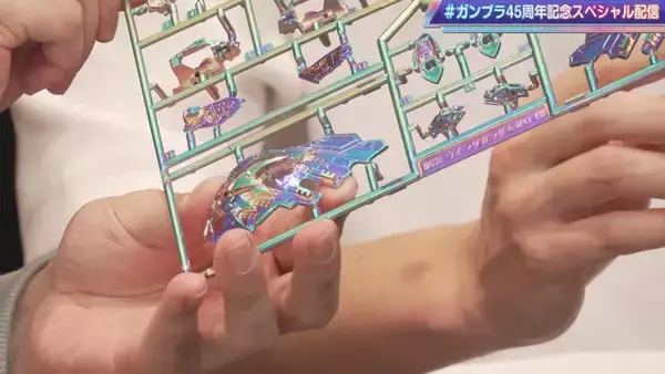 「「MGSD ウイングガンダムゼロ（EW）」が最新技術「ストラクチャルコーティング」でガンプラ化！漆黒の装甲から覗く“虹色パーツ”がリッチ」の画像