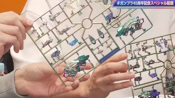 「「MGSD ウイングガンダムゼロ（EW）」が最新技術「ストラクチャルコーティング」でガンプラ化！漆黒の装甲から覗く“虹色パーツ”がリッチ」の画像