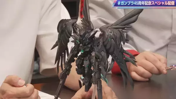 「「MGSD ウイングガンダムゼロ（EW）」が最新技術「ストラクチャルコーティング」でガンプラ化！漆黒の装甲から覗く“虹色パーツ”がリッチ」の画像