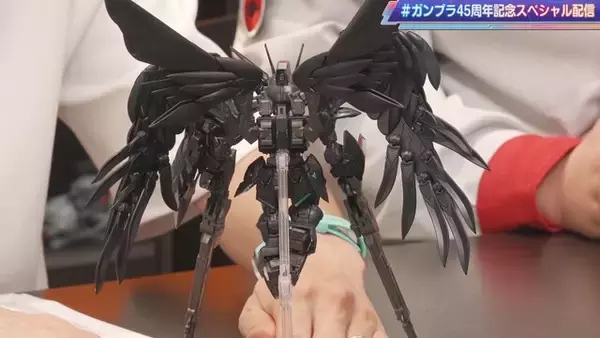 「「MGSD ウイングガンダムゼロ（EW）」が最新技術「ストラクチャルコーティング」でガンプラ化！漆黒の装甲から覗く“虹色パーツ”がリッチ」の画像