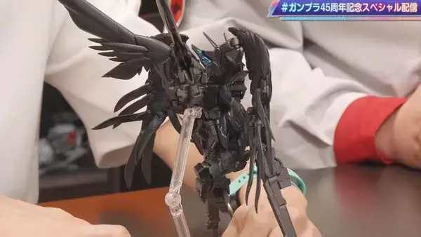 「「MGSD ウイングガンダムゼロ（EW）」が最新技術「ストラクチャルコーティング」でガンプラ化！漆黒の装甲から覗く“虹色パーツ”がリッチ」の画像