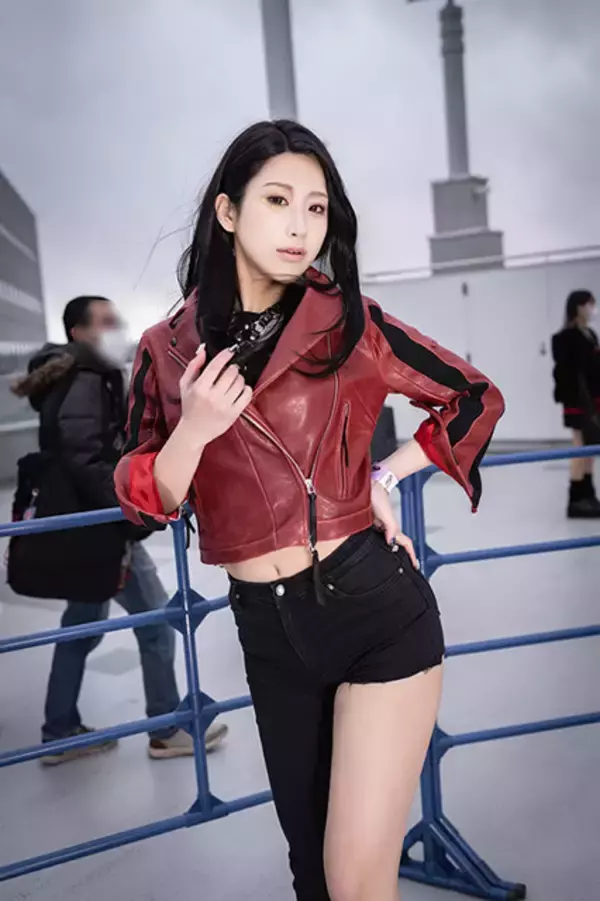 「【コスプレ】スラリ美脚にドキッ…『FELIDAE/上御徒町リカ』アジアンビューティー・花宮いのり【写真10枚】」の画像