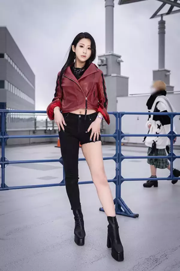 「【コスプレ】スラリ美脚にドキッ…『FELIDAE/上御徒町リカ』アジアンビューティー・花宮いのり【写真10枚】」の画像