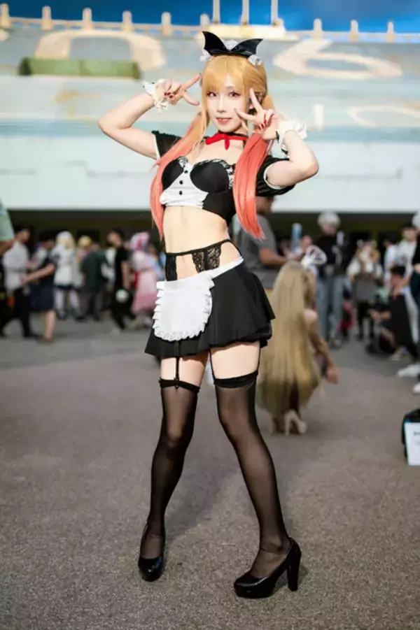 「【コスプレ】ちょっぴり大胆なメイド姿が可愛すぎ！香港美女の「着せ恋」喜多川海夢はスレンダーなウエストと美脚で魅せる【写真8枚】」の画像