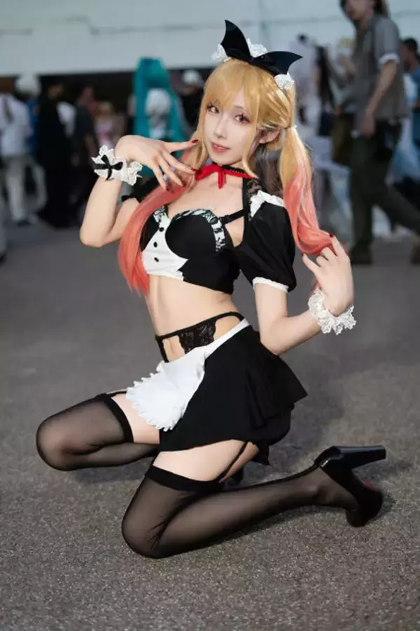 「【コスプレ】ちょっぴり大胆なメイド姿が可愛すぎ！香港美女の「着せ恋」喜多川海夢はスレンダーなウエストと美脚で魅せる【写真8枚】」の画像