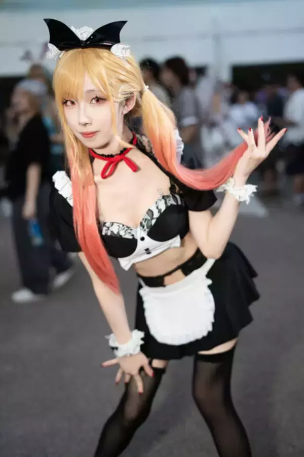 「【コスプレ】ちょっぴり大胆なメイド姿が可愛すぎ！香港美女の「着せ恋」喜多川海夢はスレンダーなウエストと美脚で魅せる【写真8枚】」の画像
