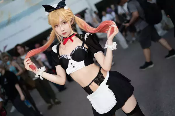 「【コスプレ】ちょっぴり大胆なメイド姿が可愛すぎ！香港美女の「着せ恋」喜多川海夢はスレンダーなウエストと美脚で魅せる【写真8枚】」の画像