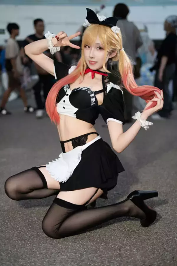 「【コスプレ】ちょっぴり大胆なメイド姿が可愛すぎ！香港美女の「着せ恋」喜多川海夢はスレンダーなウエストと美脚で魅せる【写真8枚】」の画像