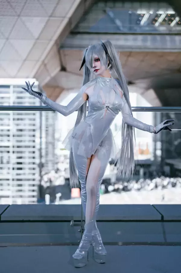 「『アズレン』から『NIKKE』まで目白押し！世界中から美女コスプレイヤーが集った2024年冬コミケをプレイバック【写真45枚】」の画像