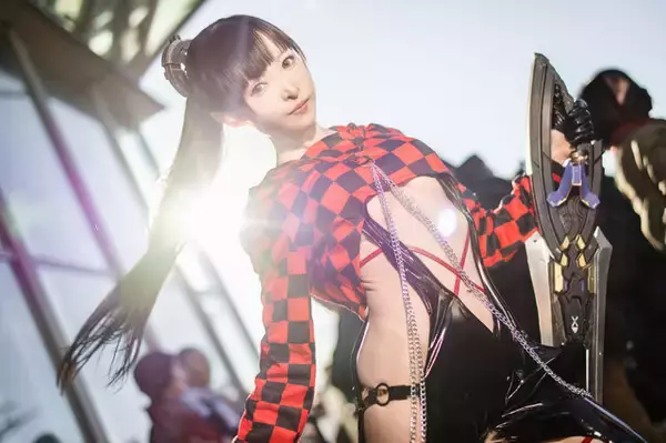 「『アズレン』から『NIKKE』まで目白押し！世界中から美女コスプレイヤーが集った2024年冬コミケをプレイバック【写真45枚】」の画像