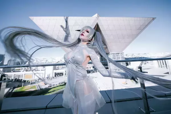 「『アズレン』から『NIKKE』まで目白押し！世界中から美女コスプレイヤーが集った2024年冬コミケをプレイバック【写真45枚】」の画像