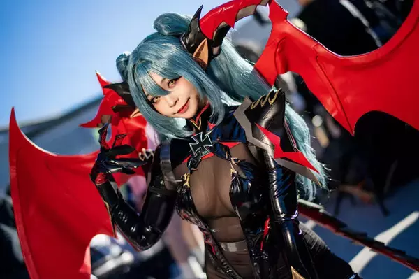 「『アズレン』から『NIKKE』まで目白押し！世界中から美女コスプレイヤーが集った2024年冬コミケをプレイバック【写真45枚】」の画像