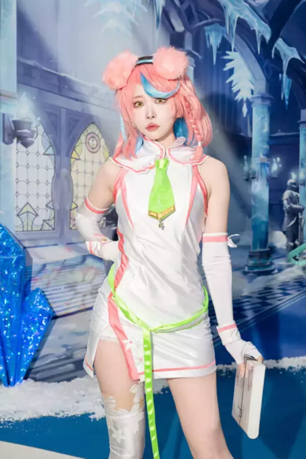 「『アズレン』から『NIKKE』まで目白押し！世界中から美女コスプレイヤーが集った2024年冬コミケをプレイバック【写真45枚】」の画像