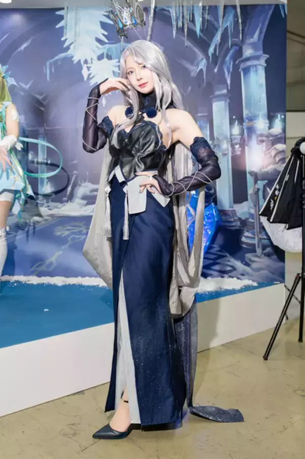 「『アズレン』から『NIKKE』まで目白押し！世界中から美女コスプレイヤーが集った2024年冬コミケをプレイバック【写真45枚】」の画像