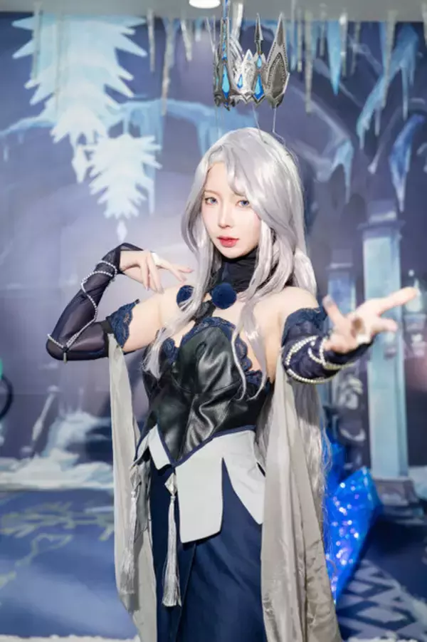 「『アズレン』から『NIKKE』まで目白押し！世界中から美女コスプレイヤーが集った2024年冬コミケをプレイバック【写真45枚】」の画像