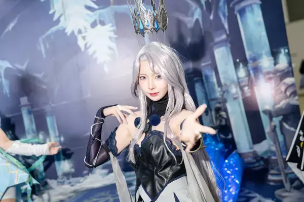 「『アズレン』から『NIKKE』まで目白押し！世界中から美女コスプレイヤーが集った2024年冬コミケをプレイバック【写真45枚】」の画像