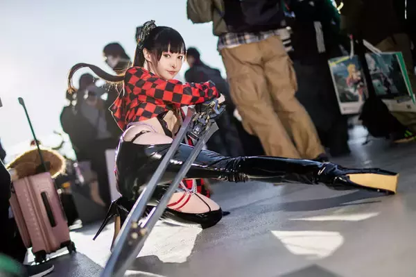 「『アズレン』から『NIKKE』まで目白押し！世界中から美女コスプレイヤーが集った2024年冬コミケをプレイバック【写真45枚】」の画像