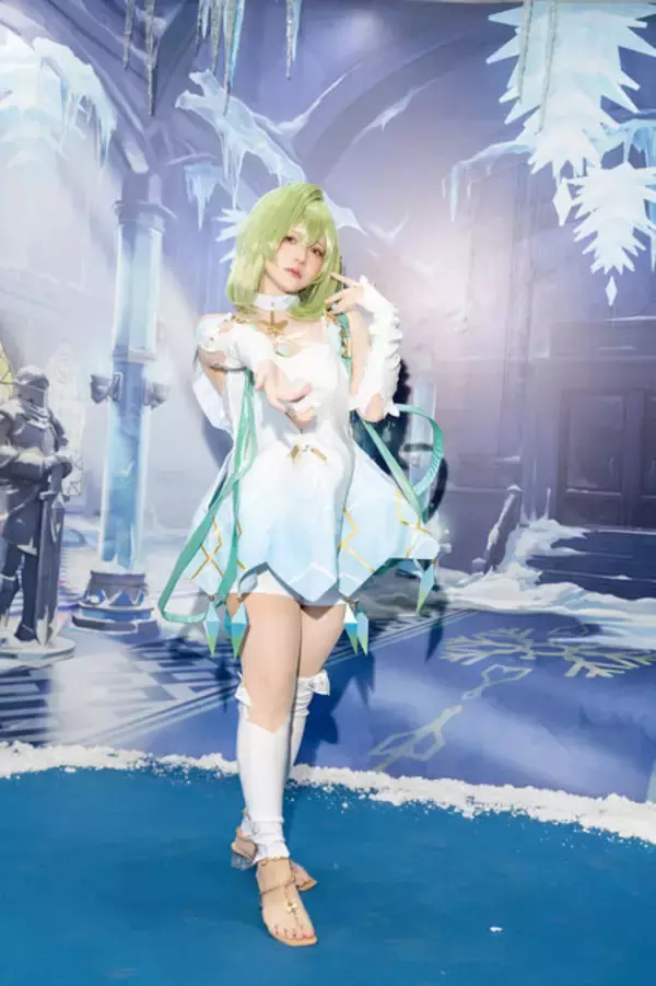 「『アズレン』から『NIKKE』まで目白押し！世界中から美女コスプレイヤーが集った2024年冬コミケをプレイバック【写真45枚】」の画像