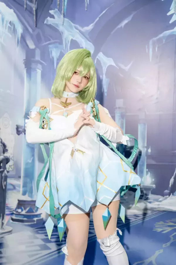 「『アズレン』から『NIKKE』まで目白押し！世界中から美女コスプレイヤーが集った2024年冬コミケをプレイバック【写真45枚】」の画像
