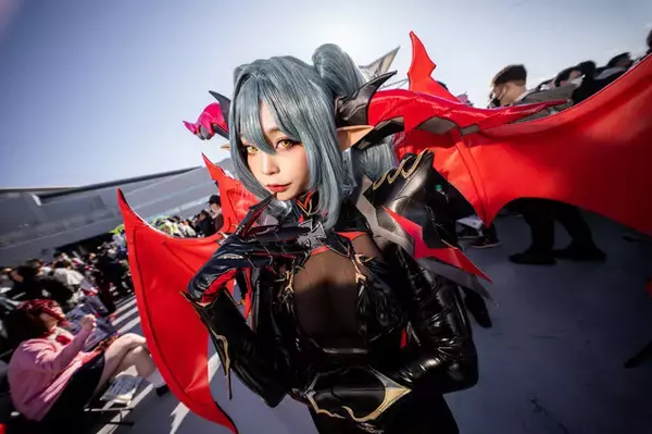 「『アズレン』から『NIKKE』まで目白押し！世界中から美女コスプレイヤーが集った2024年冬コミケをプレイバック【写真45枚】」の画像