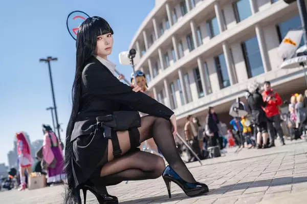【コスプレ】黒ストッキングに包まれた美脚、艶やかな黒髪、クールな容貌…『ブルアカ』リオのカリスマ的な美しさが完璧！人気レイヤー・月海つくね【写真8枚】