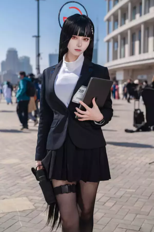 「【コスプレ】黒ストッキングに包まれた美脚、艶やかな黒髪、クールな容貌…『ブルアカ』リオのカリスマ的な美しさが完璧！人気レイヤー・月海つくね【写真8枚】」の画像