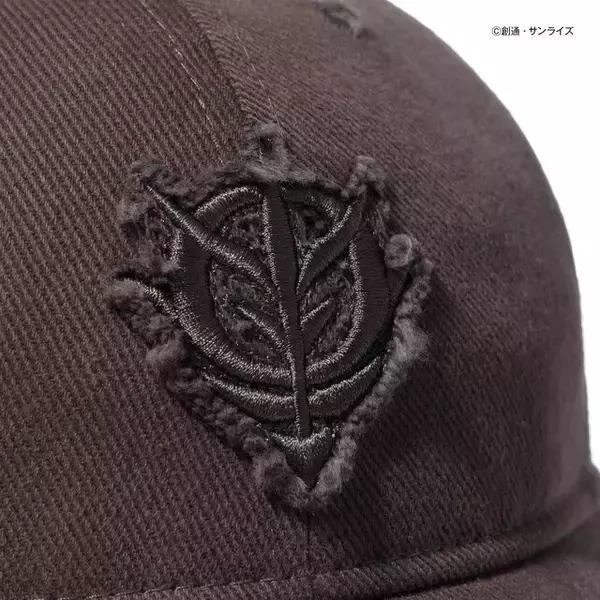 「「機動戦士ガンダム」地球連邦軍、ジオン軍マークの立体刺繡がクール！「NEW ERA」コラボコレクションに、キャップや名場面Tシャツなどラインナップ」の画像