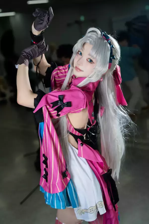 「【コスプレ】振り向きポーズで魅せる背中にうっとり！『鳴潮』カルロッタの半端ない透明感と美脚が素晴らしすぎた【写真7枚】」の画像