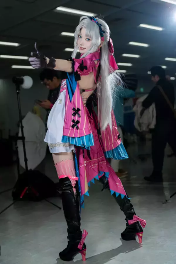 「【コスプレ】振り向きポーズで魅せる背中にうっとり！『鳴潮』カルロッタの半端ない透明感と美脚が素晴らしすぎた【写真7枚】」の画像