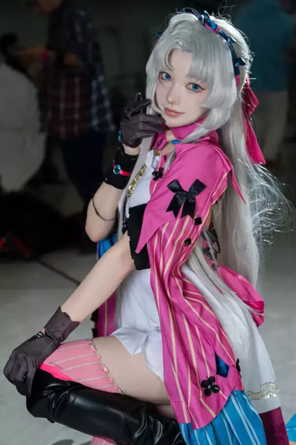 「【コスプレ】振り向きポーズで魅せる背中にうっとり！『鳴潮』カルロッタの半端ない透明感と美脚が素晴らしすぎた【写真7枚】」の画像