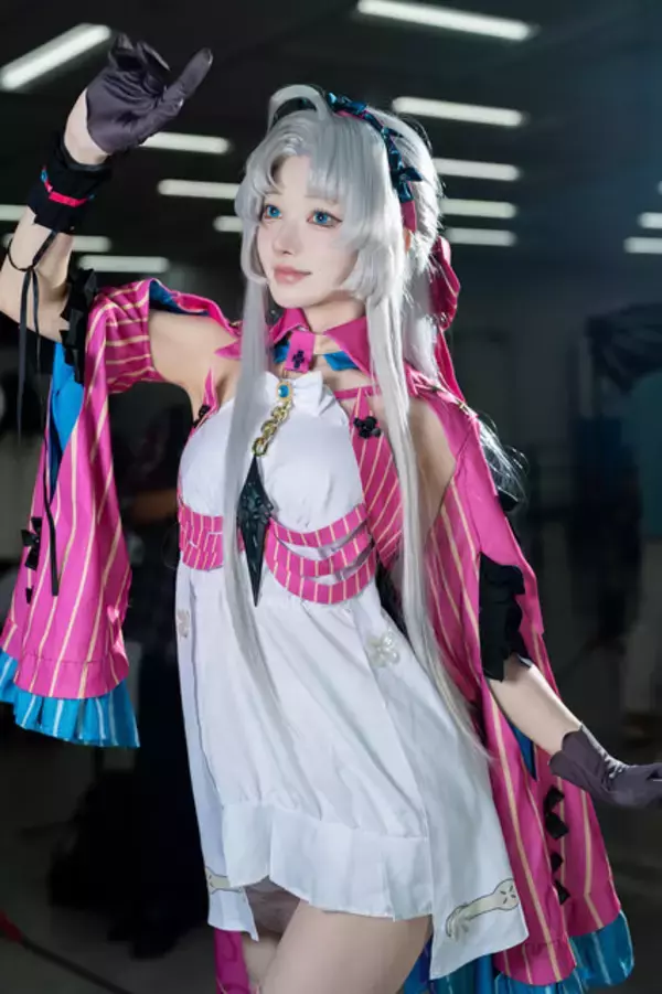 「【コスプレ】振り向きポーズで魅せる背中にうっとり！『鳴潮』カルロッタの半端ない透明感と美脚が素晴らしすぎた【写真7枚】」の画像