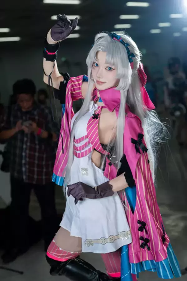 「【コスプレ】振り向きポーズで魅せる背中にうっとり！『鳴潮』カルロッタの半端ない透明感と美脚が素晴らしすぎた【写真7枚】」の画像