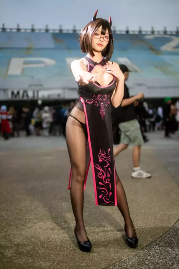 「【コスプレ】チャイナドレスから覗く黒ストッキング×美脚が艶っぽい！台湾で出会った小悪魔な眼鏡っ子はお好きですか？【写真8枚】」の画像