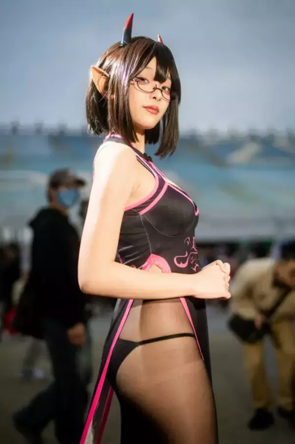 「【コスプレ】チャイナドレスから覗く黒ストッキング×美脚が艶っぽい！台湾で出会った小悪魔な眼鏡っ子はお好きですか？【写真8枚】」の画像