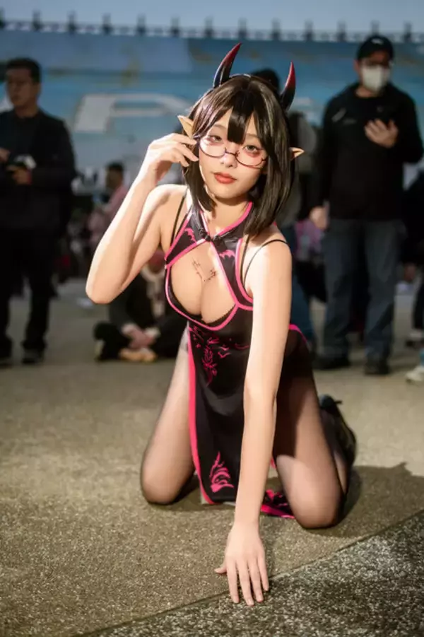 「【コスプレ】チャイナドレスから覗く黒ストッキング×美脚が艶っぽい！台湾で出会った小悪魔な眼鏡っ子はお好きですか？【写真8枚】」の画像