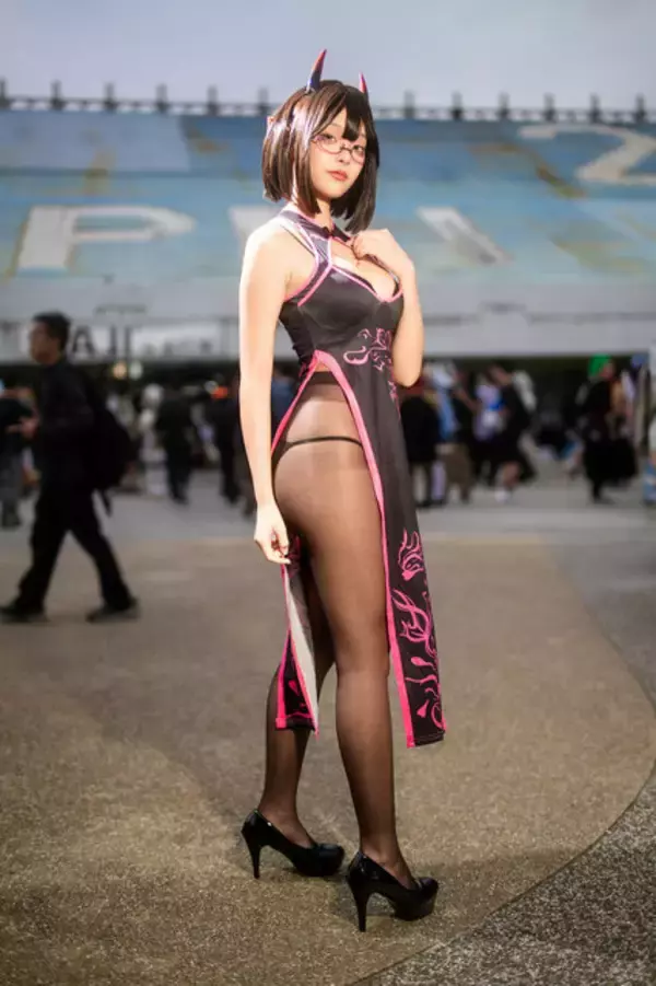 「【コスプレ】チャイナドレスから覗く黒ストッキング×美脚が艶っぽい！台湾で出会った小悪魔な眼鏡っ子はお好きですか？【写真8枚】」の画像