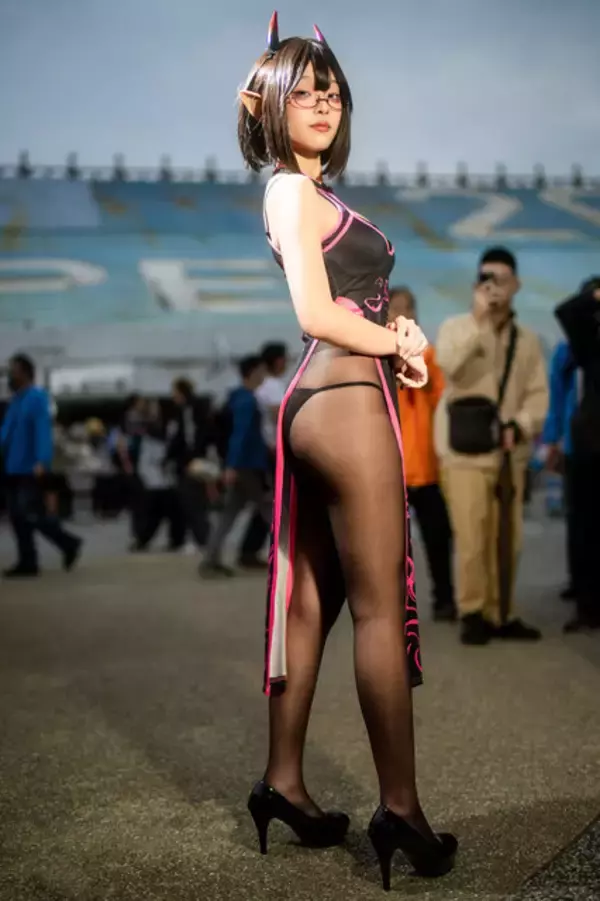 「【コスプレ】チャイナドレスから覗く黒ストッキング×美脚が艶っぽい！台湾で出会った小悪魔な眼鏡っ子はお好きですか？【写真8枚】」の画像