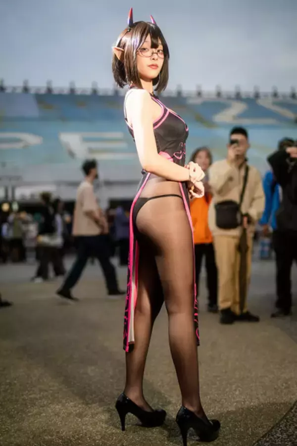 「【コスプレ】チャイナドレスから覗く黒ストッキング×美脚が艶っぽい！台湾で出会った小悪魔な眼鏡っ子はお好きですか？【写真8枚】」の画像