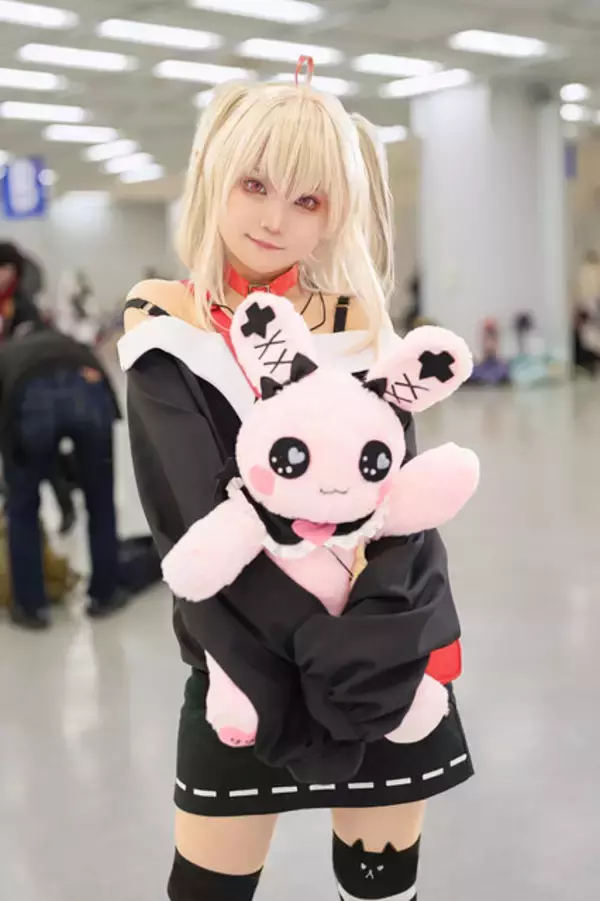 「【コスプレ】「にじさんじ」魔界ノりりむ、デビットを抱える姿が超かわいい！注目レイヤー・れお【写真7枚】」の画像