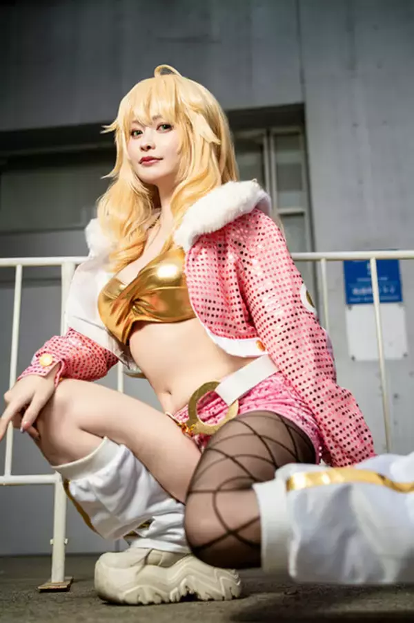 「【コスプレ】『アイマス』星井美希のちょっと大胆なへそ出しアイドル衣装もバッチリ着こなす美女レイヤー【写真9枚】」の画像