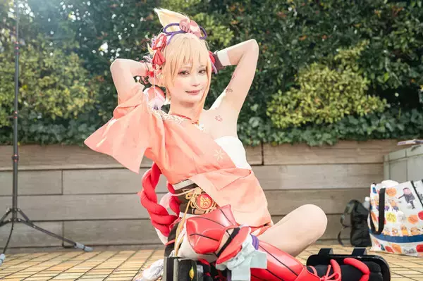 「【コスプレ】人懐っこい笑顔と溌剌としたポージングが魅力的！『原神』宵宮の美女レイヤーが一足早く夏をお届け【写真8枚】」の画像