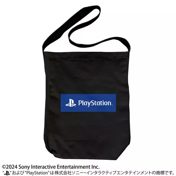 「PS5やコントローラーを大胆にデザイン！Tシャツやトートバッグなど「プレステ」ファン必見の新作グッズ全18種がラインナップ」の画像