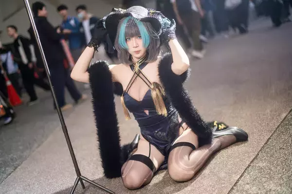 【コスプレ】ガーターベルト＆ストッキングに目を奪われる！香港美女の『アズレン』チェシャーがスリットから覗く美脚を披露【写真8枚】