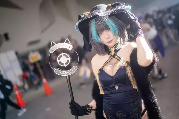 「【コスプレ】ガーターベルト＆ストッキングに目を奪われる！香港美女の『アズレン』チェシャーがスリットから覗く美脚を披露【写真8枚】」の画像