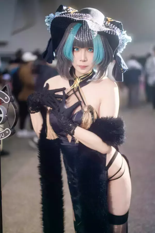 「【コスプレ】ガーターベルト＆ストッキングに目を奪われる！香港美女の『アズレン』チェシャーがスリットから覗く美脚を披露【写真8枚】」の画像